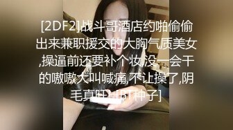 北方妹子家里有点冷，全裸在被窝中手指特写掰鲍鱼蝴蝶逼很红