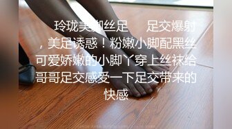 【重口味精品】足球少年拴在小便池 被安排成人肉小便器 被整个足球队来小便