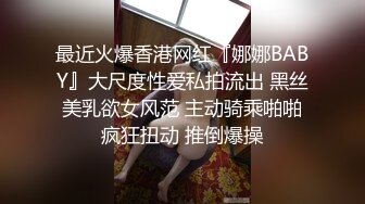 很会玩的妹子，水太多用纸塞进去再抽出来