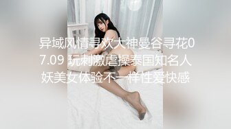 跟随抄底格子裙美眉 蕾丝花边骚内丁 屁屁好大 走路好快 一甩一甩好性感