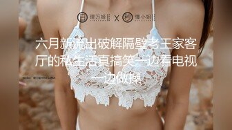    新疆夫妻，邀请单男一起来家里3P，骚妻跪舔吃两根，洋洋得意的满足表情，像吃菜一样香！