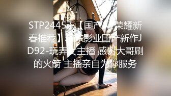 黑衣小姐姐踮起脚尖拉屎，将逼逼和屁眼毫无保留暴露在镜头下