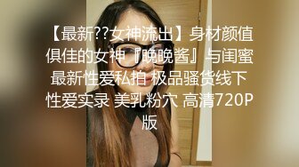 极品尤物颜值美女！干净无毛粉嫩小穴！怼在镜头前掰开，震动棒磨蹭流白浆，表情很享受，埋头给炮友吃鸡