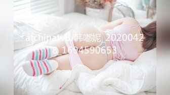 【新速片遞】爆乳人妻、挑战火热的4P，老公在旁边拍摄，撅起大屁股吃鸡，前仆后继 上下填满！