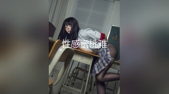 民宿老板窗外偷窥入住的情侣洗澡性感女友差点被男友在浴室里 就地正法