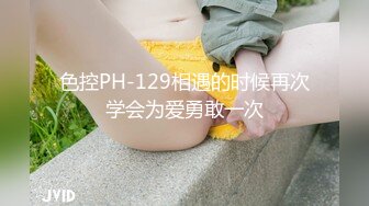 一直躲在卫生间偷偷玩手机的高跟美女