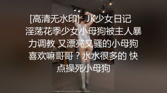 甜美大眼年轻脯乳期辣妈,自己挤奶水玩,孩子不够喝,全满足哥哥看了