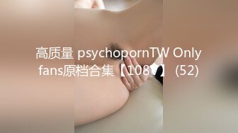 菜原菜菜子在奶吧服务了一个男人，把她凸出的乳头塞到他的脸上。