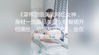 眼镜妹逼毛乌黑茂密,每次洗澡都要用猪鬃毛刷子刷逼