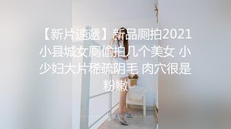 纹身黑丝小妹被小哥床上各种玩弄，听狼友指挥道具抽插手抠玩弄骚逼，淫水多多浪叫不止，多体位爆草蹂躏刺激