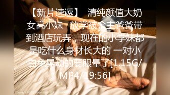 【新片速遞】 商场女厕全景偷拍两个美女的肥鲍鱼❤️卧槽!无意中发现还有一个小伙也在趴下看美女的B