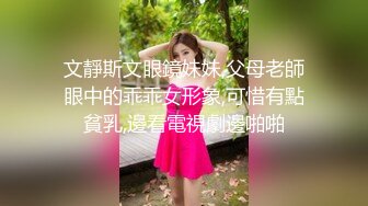 古铜色东方小美女和东欧白嫩美女一起玩3P同时玩大肉棒阴道插着吃逼