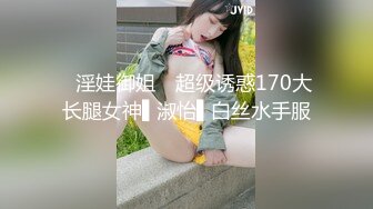 【新片速遞】老婆第一次尝试这样玩。老公座椅上抱着妻子，单男从正面进攻，前所未有的刺激，老婆大声淫叫！