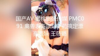 【新片速遞】 步行街服装店老板娘生意不好做,自己都下海了,躲在衣服架後面脱光光紫薇,B水真多