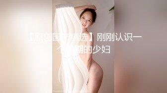  极品尤物小女友，居家操小骚逼，贫乳白丝美腿，第一视角后入