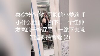 上面在玩吃鸡下面美女吃JB ，极品美女趴在桌子下口交 ，吸吮大屌用脚磨蹭小穴 ，顶级蜜桃臀 ，骑乘抽插1080P高清