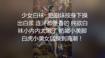 大学生情侣镜头前赚外快，颜值高身材好小哥又很骚，舔逼真淫荡，玩着奶子草着逼无套抽插，浪荡呻吟好骚内射