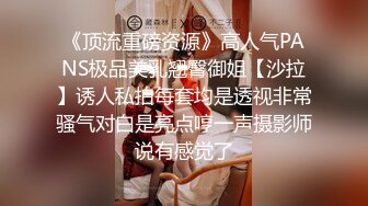 偷偷溜进女厕所，本想创造条件拍脸，无奈拍不到，只好从底下伸进去冒死拍，被女的胸：干嘛你是哪个？