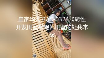 官方售价42元 超短裙牛仔美女和同伴一起逛街，裙子非常短竟然还不穿安全裤打卡拍照条纹内前后CD脸底同框