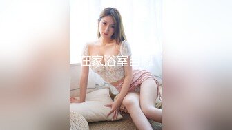 【新片速遞】 穿着浅蓝色轻飘飘百褶裙美女❤️逛街裙子被风吹起内裤全露出发现用手去捂已经晚了