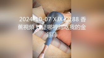 和女友的周末：太爽了太爽了啊啊啊啊。两根手指扣她小骚穴，淫水多多！