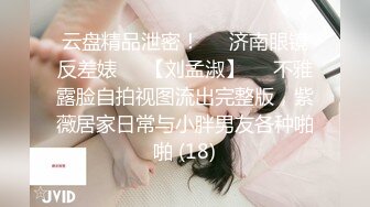 [原创] 老骚逼主动拿手机拍鸡吧在她骚逼进进出出的样子