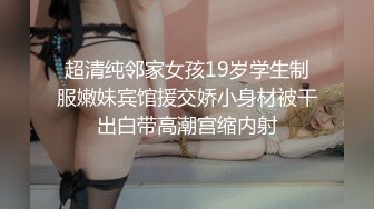  中年大叔忽悠美女顾客做特殊服务，全身按摩撩骚忽悠顾客揉奶玩逼，按摩床上爆草抽插