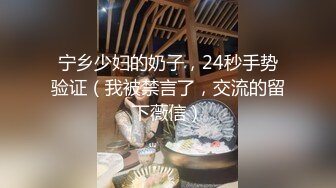 甘肃26岁极品美少妇妈妈，讲述在天气炎热下自己第一次给了手，与男友的初夜感觉如何如何，大黑牛插淫穴冒白浆，诱惑啊！