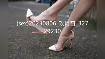   风骚的人妻美少妇露脸跟大哥激情啪啪，享受大哥18CM大鸡巴的无套爆草抽插