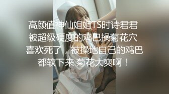 KTV妖艳性感的高颜值坐台美女约到家中玩弄操逼，极品蝴蝶美穴干的淫水直流，疯狂抽插快射时拔出鸡巴射她嘴里!