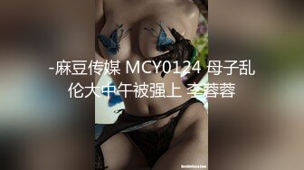 舞艺吧美女模特Miss妶子宾馆大尺度私拍人体开裆黑丝对着镜头扭臀晃腰摄影师咸猪手掰开阴唇边拍边聊天