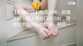 风骚的尤物丝袜高跟情趣装大黑牛伴侣，椅子上自慰骚逼摸奶子呻吟很诱惑，风骚大屁股夹着黑牛想被大鸡巴草