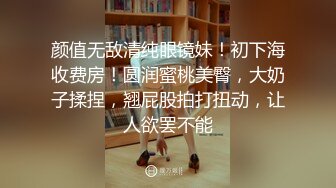 披肩发长腿御姐范美少妇，双头蛇道具，道具来回进出，忍不住呻吟起来，强烈刺激外阴